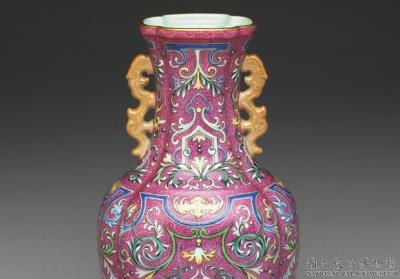图片[2]-Four-petal-shaped vase in yang-ts’ai enamels with incised pattern of flower brocade 1741 (Ch’ien-lung reign)-China Archive